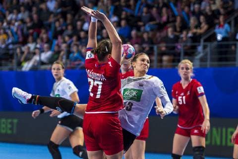 Handball, Frauen: EM, Deutschland Tschechien Vorrunde, Gruppe D, 3. Spieltag in der Brest Arena v.li. Petra Adamkova (Tschechien Goeppingen), Julia Behnke (Deutschland Metzingen) Brest Arena Brest Frankreich