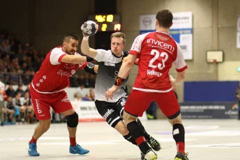 Luca Witzke (Essen) im Zweikampf mit Branimir Koloper (Ferndorf) TuS Ferndorf vs TuSEM Essen, Handball, 2. Bundesliga, 05.12.2018 TuS Ferndorf vs TuSEM Essen, Handball, 2. Bundesliga, 05.12.2018 Kreuztal Copyright: xEIBNER RenexWeissx EP_RWS