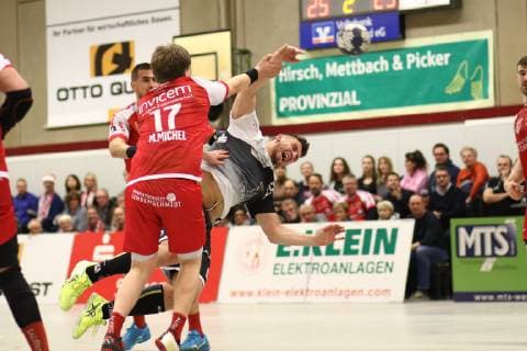 Torwurf von Dennis Szczesny (Essen) im Zweikampf mit Mattis Michel (Ferndorf) TuS Ferndorf vs TuSEM Essen, Handball, 2. Bundesliga, 05.12.2018 TuS Ferndorf vs TuSEM Essen, Handball, 2. Bundesliga, 05.12.2018 Kreuztal Copyright: xEIBNER RenexWeissx EP_RWS