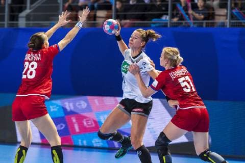 Handball, Frauen: EM, Deutschland Tschechien Vorrunde, Gruppe D, 3. Spieltag in der Brest Arena v.li. Sarka Marcikova (Tschechien Nellingen), Emily Boelk B?ölk (Deutschland Thueringer HC), Marketa Jerabkova (Tschechien) Brest Arena Brest Frankreich