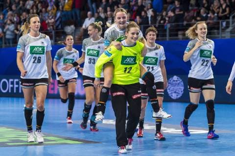 Handball, Frauen: EM, Deutschland Tschechien Vorrunde, Gruppe D, 3. Spieltag in der Brest Arena v.li. Angie Geschke (Deutschland Oldenburg), Franziska Müller Mueller (Deutschland Blomberg), Torhueterin Dinah Eckerle (Deutschland SG BBM Bietigheim), Brest Arena Brest Frankreich