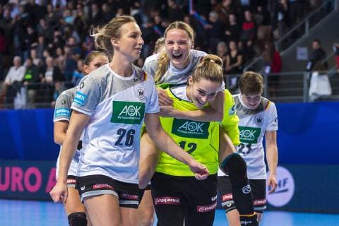 Handball, Frauen: EM, Deutschland Tschechien Vorrunde, Gruppe D, 3. Spieltag in der Brest Arena ?v Angie Geschke (Deutschland Oldenburg), Franziska Müller Mueller (Deutschland Blomberg), Torhueterin Dinah Eckerle (Deutschland SG BBM Bietigheim) Brest Arena Brest Frankreich