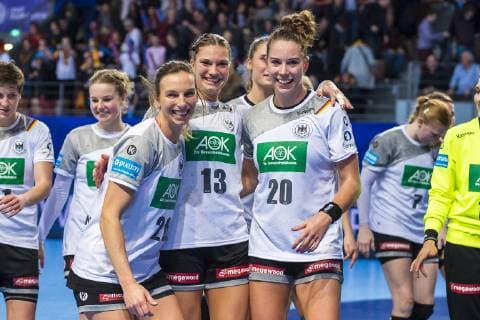 Handball, Frauen: EM, Deutschland Tschechien Vorrunde, Gruppe D, 3. Spieltag in der Brest Arena v.li. Angie Geschke (Deutschland Oldenburg), Julia Behnke (Deutschland Metzingen), Emily Boelk Bölk (Deutschland Thueringer HC) Brest Arena Brest Frankreich