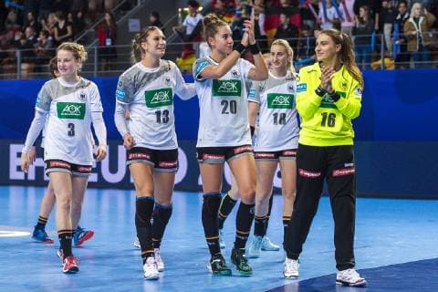 Handball, Frauen: EM, Deutschland Tschechien Vorrunde, Gruppe D, 3. Spieltag in der Brest Arena v.li. Amelie Berger (Deutschland Leverkusen), Julia Behnke (Deutschland Metzingen), Emily Boelk Bölk (Deutschland Thueringer HC), Mia Zschoke (Deutschland Leverkusen), Torhueterin Isabell Roch (Deutschland Metzingen) Brest Arena Brest Frankreich