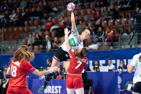 Mitte hinten 20 Emily Bölk (Deutschland), Mitte hinten 7 Helena RyÅ¡ankova (Tschechien), Deutschland vs. Tschechien, Europameisterschaft, Handball, Frauen, 05.12.2018 Deutschland vs. Tschechien, Europameisterschaft, Handball, Frauen, 05.12.2018 Brest Copyright: xEIBNER Michael_Schmidtx EP_MST