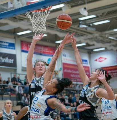 Lions Brittany Hrynko (M.) gegen Nördlingens Luisa Geiselsöder (l.) und Aleksandra Racic (r.) im Spiel der Damen Basketball Bundesliga Gisa Lions Halle gegen TH Wohnbau Angels Nördlingen in der Erdgas Sportarena in Halle-Neustadt am 27.01.18. Halle-Neustadt Sachsen-Anhalt Deutschland