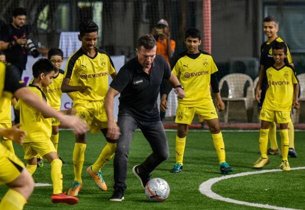 Sport Themen der Woche KW49 Sport Bilder des Tages MUMBAI, INDIA DECEMBER 5: Former German football captain Lothar Matthaus plays with children during a football clinic organised by Indo German chambers and Bundesliga at Cooperage Ground, Nariman Point, on December 5, 2018 in Mumbai, India. (Photo by Kunal Patil Hindustan Times ) Former German football captain Lothar Matthaus In India