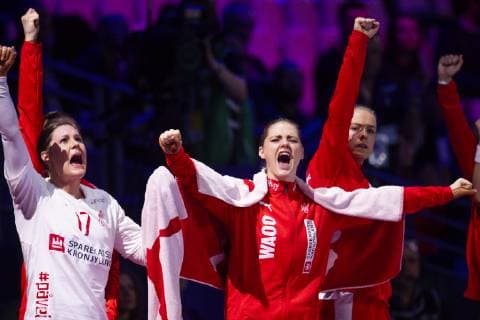 181206 Players of Denmark celebrate during the EHF European WomenÕs Handball Championship match between Denmark and France on Dec 6, 2018 in Nantes. Photo: Ludvig Thunman BILDBYRN kod LT 35564 Copyright: LUDVIGxTHUNMAN BB181206LT009