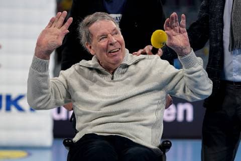 Joachim Deckarm (Jo Deckarm, ehemaliger Weltklassespieler) unter den Zuschauern, Spezialgast, Einzelbild, Aktion, Action, Freude, freundlich, fröhlich, strahlend, optimistisch, winkt ins Publikum, Handball, DKB Bundesliga, Rhein-Neckar Löwen - SC Magdeburg,