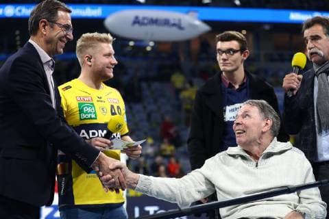 Joachim Deckarm gibt Professor Steinbach die Hand, Rhein Neckar Loewen vs SC Magdeburg, DKB Handball Bundesliga, 06.12.2018, Foto Eibner Rhein Neckar Loewen vs SC Magdeburg, DKB Handball Bundesliga, 06.12.2018 Mannheim Copyright: xNeisx Eibner-Pressefotox EP_ans