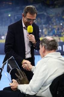 Joachim Deckarm gibt Professor Steinbach die Preis, Rhein Neckar Loewen vs SC Magdeburg, DKB Handball Bundesliga, 06.12.2018, Foto Eibner Rhein Neckar Loewen vs SC Magdeburg, DKB Handball Bundesliga, 06.12.2018 Mannheim Copyright: xNeisx Eibner-Pressefotox EP_ans