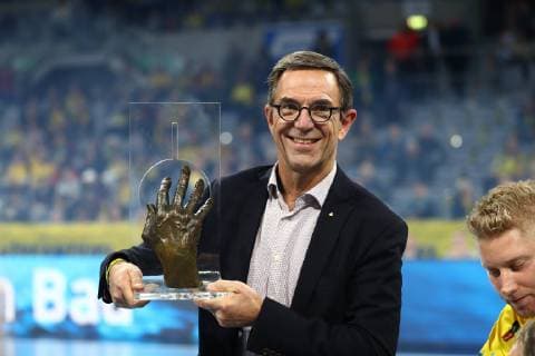 Sport Bilder des Tages Professor Steinbach mit dem Joachim Deckarm Preis, Rhein Neckar Loewen vs SC Magdeburg, DKB Handball Bundesliga, 06.12.2018, Foto Eibner Rhein Neckar Loewen vs SC Magdeburg, DKB Handball Bundesliga, 06.12.2018 Mannheim Copyright: xNeisx Eibner-Pressefotox EP_ans