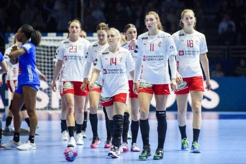 181206 Players of Denmark look dejected after the EHF European WomenÕs Handball Championship match between Denmark and France on Dec 6, 2018 in Nantes. Photo: Ludvig Thunman BILDBYRN kod LT 35564 Copyright: LUDVIGxTHUNMAN BB181206LT022