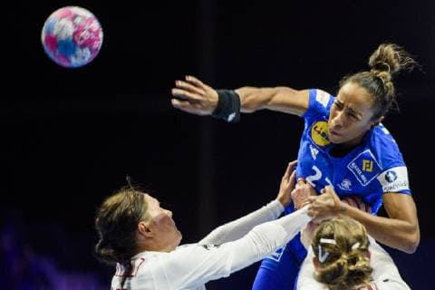 181206 Estelle Nze Minko of France during the EHF European WomenÕs Handball Championship match between Denmark and France on Dec 6, 2018 in Nantes. Photo: Ludvig Thunman BILDBYRN kod LT 35564 Copyright: LUDVIGxTHUNMAN BB181206LT030