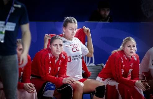 Handball, Damen EM, Frankreich - Dänemark Danmarks Sarah Iversen, Stine Joergensen og Lotte Grigel under EM kampen mellem Frankrig-Danmark i Nantes, torsdag den 6 december 2018.. , Nantes Denmark Copyright: Scanpix LiselottexSabroex COP107 spdk20181206-200700-L
