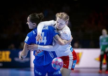 Handball, Damen EM, Frankreich - Dänemark Danmarks Anne Mette Hansen og Frankrigs Alexandra Lacrabere under EM kampen mellem Frankrig-Danmark i Nantes, torsdag den 6 december 2018.. , Nantes Denmark Copyright: Scanpix LiselottexSabroex COP107 spdk20181206-204642-L