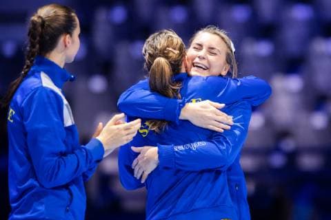 181206 Isabelle Gullden hugs Anna Lagerquist of Sweden ahead during the EHF European WomenÕs Handball Championship match between Sweden and Montenegro on Dec 6, 2018 in Nantes. Photo: Ludvig Thunman BILDBYRN kod LT 35565 Copyright: LUDVIGxTHUNMAN BB181206LT049