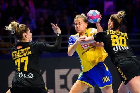 181206 Majda Mehmedovic and Jelena Despotovic of Montenegro in a duel with Nathalie Hagman of Sweden during the EHF European WomenÕs Handball Championship match between Sweden and Montenegro on Dec 6, 2018 in Nantes. Photo: Ludvig Thunman BILDBYRN kod LT 35565 Copyright: LUDVIGxTHUNMAN BB181206LT064