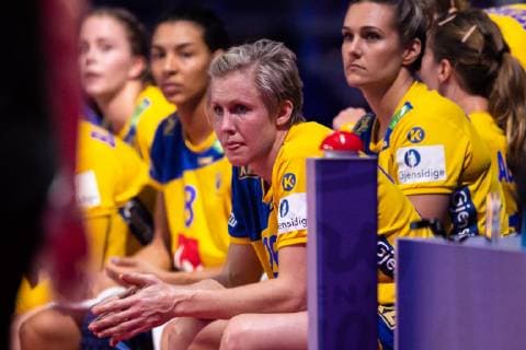 181206 Jamina Roberts, Sabina Jacobsen and Elin Hallagard of Sweden looks dejected during the EHF European WomenÕs Handball Championship match between Sweden and Montenegro on Dec 6, 2018 in Nantes. Photo: Ludvig Thunman BILDBYRN kod LT 35565 Copyright: LUDVIGxTHUNMAN BB181206LT067