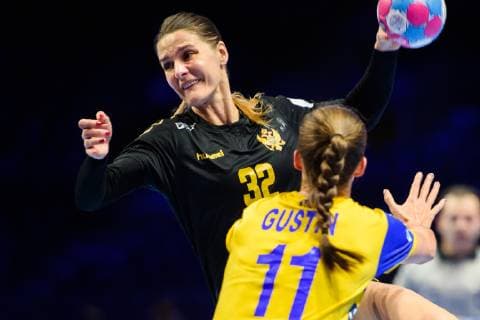 181206 Katarina Bulatovic of Montenegro in a duel with Daniela Gustin of Sweden during the EHF European WomenÕs Handball Championship match between Sweden and Montenegro on Dec 6, 2018 in Nantes. Photo: Ludvig Thunman BILDBYRN kod LT 35565 Copyright: LUDVIGxTHUNMAN BB181206LT082