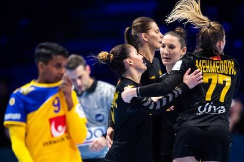 181206 Loui Sand of Sweden looks dejected while players of Montenegro celebrates after the EHF European WomenÕs Handball Championship match between Sweden and Montenegro on Dec 6, 2018 in Nantes. Photo: Ludvig Thunman BILDBYRN kod LT 35565 Copyright: LUDVIGxTHUNMAN BB181206LT101