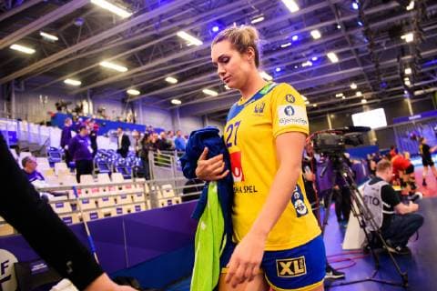 181206 Jenny Alm of Sweden looks dejected while leaving the pitch after the EHF European WomenÕs Handball Championship match between Sweden and Montenegro on Dec 6, 2018 in Nantes. Photo: Ludvig Thunman BILDBYRN kod LT 35565 Copyright: LUDVIGxTHUNMAN BB181206LT103