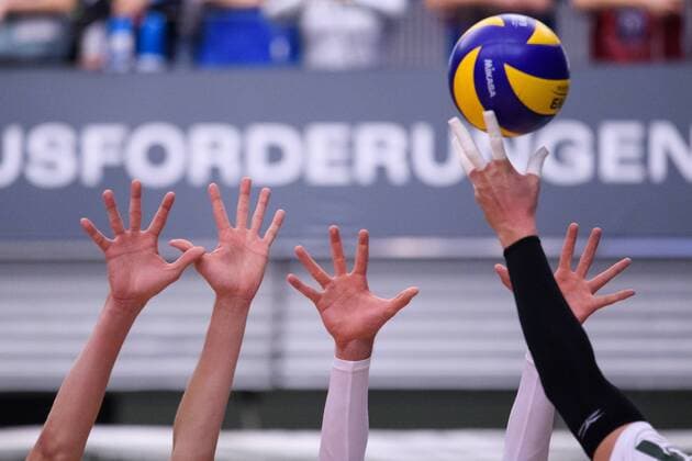 06.12.2018, ZF Arena, Friedrichshafen Volleyball, Bundesliga Männer Maenner, Normalrunde VfB Friedrichshafen vs. SWD powervolleys Düren Dueren Feature Block Doppelblock Hand Haende Ball