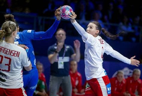 Handball, Damen EM, Frankreich - Dänemark Danmarks Fie Woller under EM kampen mellem Frankrig-Danmark i Nantes, torsdag den 6 december 2018. EM-semifinalen er langt vaek for haandboldkvinderne, der ikke viste medaljeniveau i kampen mod Frankrig. Forskellen paa de to hold var stoerre end forventet. Det skriver Ritzau, fredag den 7. december 2018.. , Nantes Denmark Copyright: Scanpix LiselottexSabroex COP105 spdk20181207-071643-L