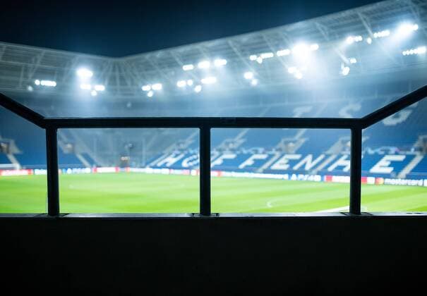 27.11.2018, xfux, Fussball UEFA Champions League, TSG 1899 Hoffenheim - Schachtar Donezk, emspor, v.l. Ansicht Uebersicht Wirsol Rhein Neckar Arena, Innenraum, Rasen, Spielfeld, Gruen, Stadion, Tribuene, Feld, Sitz, Sitzplatz, Rang, Tribuenerang, Linie, Fussballfeld Sinsheim