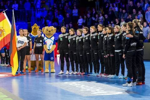 Handball, Frauen: EM, Spanien - Deutschland Hauptrunde, Gruppe 2, 1. Spieltag im Palais des Sports die Mannschaft von Deutschland, Nationalhymne Nancy Palais des Sports Jean Weille Frankreich