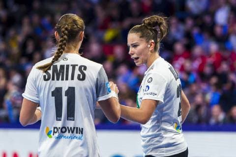 Handball, Frauen: EM, Spanien - Deutschland Hauptrunde, Gruppe 2, 1. Spieltag im Palais des Sports v.li. Xenia Smits (Deutschland Metz), Emily Boelk Bölk (Deutschland Thueringer HC) Nancy Palais des Sports Jean Weille Frankreich