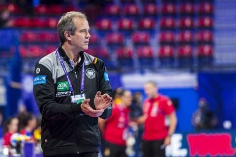 Handball, Frauen: EM, Spanien - Deutschland Hauptrunde, Gruppe 2, 1. Spieltag im Palais des Sports Trainer Henk Groener (Deutschland) Nancy Palais des Sports Jean Weille Frankreich
