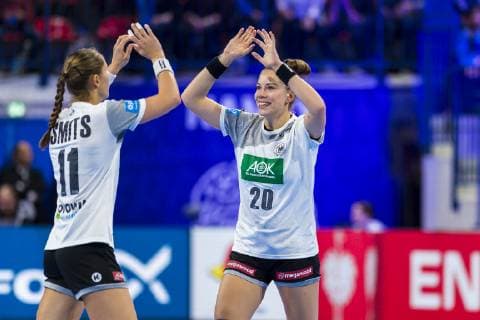 Handball, Frauen: EM, Spanien - Deutschland Hauptrunde, Gruppe 2, 1. Spieltag im Palais des Sports v.li. Xenia Smits (Deutschland Metz), Emily Boelk Bölk (Deutschland Thueringer HC) Jubel Freude Emotion Nancy Palais des Sports Jean Weille Frankreich