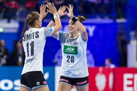 Handball, Frauen: EM, Spanien - Deutschland Hauptrunde, Gruppe 2, 1. Spieltag im Palais des Sports v.li. Xenia Smits (Deutschland Metz), Emily Boelk Bölk (Deutschland Thueringer HC) Jubel Freude Emotion Nancy Palais des Sports Jean Weille Frankreich