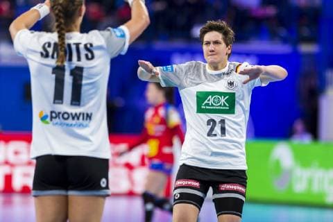 Handball, Frauen: EM, Spanien - Deutschland Hauptrunde, Gruppe 2, 1. Spieltag im Palais des Sports v.li. Xenia Smits (Deutschland Metz), Ina Grossmann (Deutschland Thueringer HC) Jubel Freude Emotion Torjubel Torschuetze Torschütze Nancy Palais des Sports Jean Weille Frankreich
