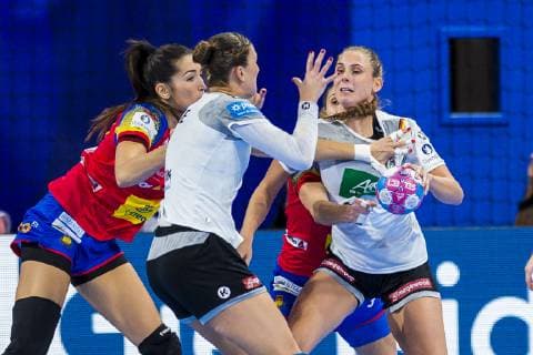 Handball, Frauen: EM, Spanien - Deutschland Hauptrunde, Gruppe 2, 1. Spieltag im Palais des Sports Julia Behnke (Deutschland Metzingen), Alicia Stolle (Deutschland Thueringer HC) Nancy Palais des Sports Jean Weille Frankreich