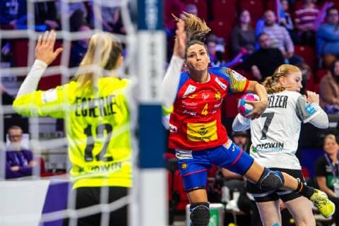 181207 Goalkeeper Dinah Eckerle of Germany and Carmen Mart?n of Spain during the EHF European WomenÕs Handball Championship match between Spain and Germany on December 7, 2018 in Nancy. Photo: Fredrik Varfjell BILDBYRN kod FV 150178 Copyright: FREDRIKxVARFJELL BB181207FV017