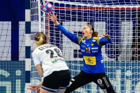 181207 Angie Geschke of Germany and goalkeeper Silvia Navarro of Spain during the EHF European WomenÕs Handball Championship match between Spain and Germany on December 7, 2018 in Nancy. Photo: Fredrik Varfjell BILDBYRN kod FV 150178 Copyright: FREDRIKxVARFJELL BB181207FV019