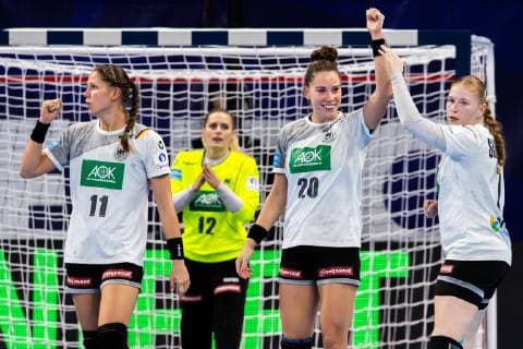 181207 Xenia Smits, Goalkeeper Dinah Eckerle, Emily Bölk and Meike Schmelzer of Germany celebrates during the EHF European WomenÕs Handball Championship match between Spain and Germany on December 7, 2018 in Nancy. Photo: Fredrik Varfjell BILDBYRN kod FV 150178 Copyright: FREDRIKxVARFJELL BB181207FV024