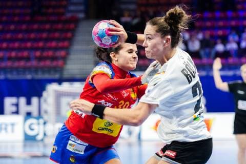 181207 Soledad L?pez of Spain and Emily Bölk of Germany during the EHF European WomenÕs Handball Championship match between Spain and Germany on December 7, 2018 in Nancy. Photo: Fredrik Varfjell BILDBYRN kod FV 150178 Copyright: FREDRIKxVARFJELL BB181207FV026