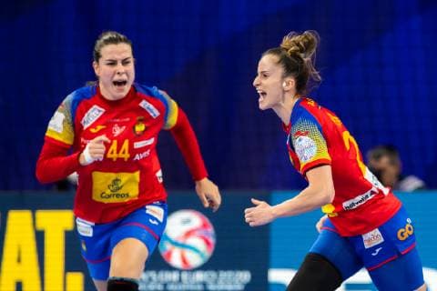 181207 Ainhoa Hern?ndez and Nerea Pena of Spain celebrates during the EHF European WomenÕs Handball Championship match between Spain and Germany on December 7, 2018 in Nancy. Photo: Fredrik Varfjell BILDBYRN kod FV 150178 Copyright: FREDRIKxVARFJELL BB181207FV028