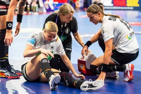 181207 Franziska Müller of Germany is looked after by medical staff during the EHF European WomenÕs Handball Championship match between Spain and Germany on December 7, 2018 in Nancy. Photo: Fredrik Varfjell BILDBYRN kod FV 150178 Copyright: FREDRIKxVARFJELL BB181207FV032