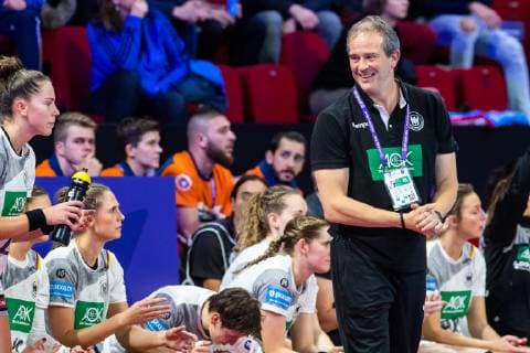 181207 Henk Groener, head coach of Germany, celebrates during the EHF European WomenÕs Handball Championship match between Spain and Germany on December 7, 2018 in Nancy. Photo: Fredrik Varfjell BILDBYRN kod FV 150178 Copyright: FREDRIKxVARFJELL BB181207FV034