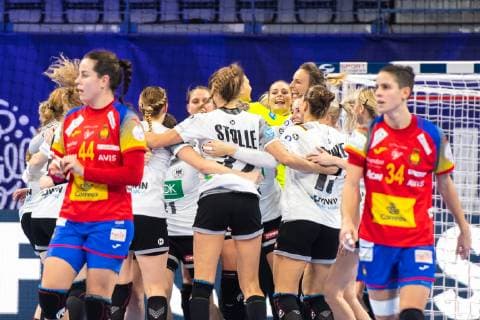 181207 Ainhoa Hern?ndez and Alicia Fern?ndez Fraga of Spain looks dejected after the EHF European WomenÕs Handball Championship match between Spain and Germany on December 7, 2018 in Nancy. Photo: Fredrik Varfjell BILDBYRN kod FV 150178 Copyright: FREDRIKxVARFJELL BB181207FV038