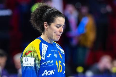 181207 Goalkeeper Mercedes Castellanos of Spain looks dejected after the EHF European WomenÕs Handball Championship match between Spain and Germany on December 7, 2018 in Nancy. Photo: Fredrik Varfjell BILDBYRN kod FV 150178 Copyright: FREDRIKxVARFJELL BB181207FV039
