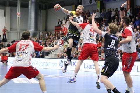 Felix Spross (HSC 2000 Coburg 8) gegen Oliver Milde (ASV Hamm-Westfalen 4)(rechts), links Soeren Suedmeier (ASV Hamm-Westfalen 17), rechts Markus Hagelin (HSC 2000 Coburg 5) und Jan Brosch (ASV Hamm-Westfalen 5)(rechts), ASV Hamm-Westfalen vs HSC 2000 Coburg, Handball, 2. Bundesliga, 07.12.2018, ASV Hamm-Westfalen vs HSC 2000 Coburg, Handball, 2. Bundesliga, 07.12.2018 Hamm Copyright: xEIBNER JanxStrohdiekx EP_JSK