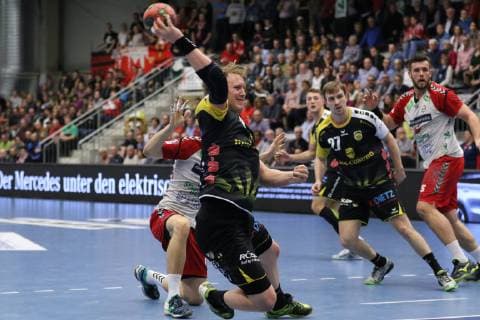 Markus Hagelin (HSC 2000 Coburg 5) vorbei an Soeren Suedmeier (ASV Hamm-Westfalen 17)(hinten) , ASV Hamm-Westfalen vs HSC 2000 Coburg, Handball, 2. Bundesliga, 07.12.2018, ASV Hamm-Westfalen vs HSC 2000 Coburg, Handball, 2. Bundesliga, 07.12.2018 Hamm Copyright: xEIBNER JanxStrohdiekx EP_JSK
