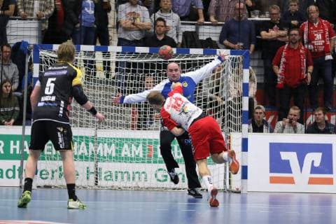 Vincent Sohmann (ASV Hamm-Westfalen 10) fuehrt einen Siebenmeter aus gegen Jan Kulhanek (HSC 2000 Coburg 1)(Tor), ASV Hamm-Westfalen vs HSC 2000 Coburg, Handball, 2. Bundesliga, 07.12.2018, ASV Hamm-Westfalen vs HSC 2000 Coburg, Handball, 2. Bundesliga, 07.12.2018 Hamm Copyright: xEIBNER JanxStrohdiekx EP_JSK