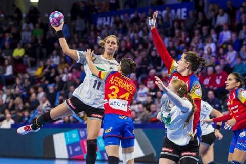 Handball, Frauen: EM, Spanien - Deutschland Hauptrunde, Gruppe 2, 1. Spieltag im Palais des Sports Xenia Smits (Deutschland Metz), Alicia Fernandez Fraga (Spanien), Meike Schmelzer (Deutschland Thueringer HC), Ainhoa Hernandez Serrador (Spanien) Nancy Palais des Sports Jean Weille Frankreich