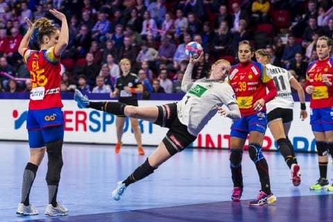 Handball, Frauen: EM, Spanien - Deutschland Hauptrunde, Gruppe 2, 1. Spieltag im Palais des Sports v.li. Nerea Pena Abaurrea (Spanien), Meike Schmelzer (Deutschland Thueringer HC), Almudena Rodriguez (Spanien) Nancy Palais des Sports Jean Weille Frankreich